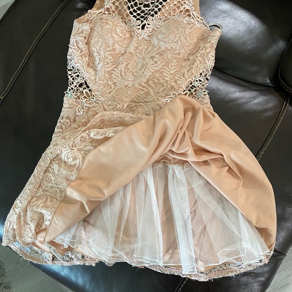 Jodi Kristopher Formal Pink/Peach Lace Dress Fit & Flare, Cut Out Dress. Size 13 - Picture 5 of 9